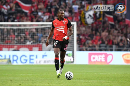 جيريمي جاكيه مع قميص رين بعد الاتفاق مع ليفربول &mdash; صورة للاعب والمدرب