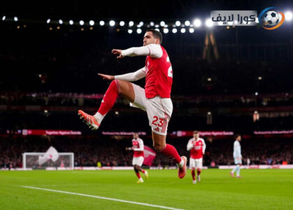 ميكيل ميرينو أثناء فترة التعافي بعد جراحة القدم مع شعار أرسنال في الخلفية