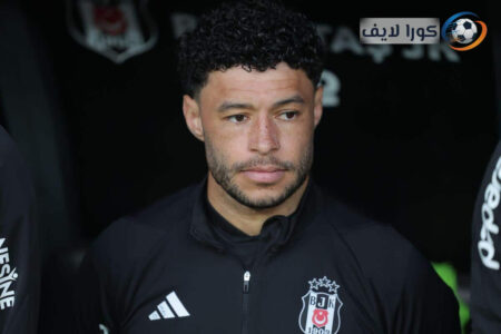 أليكس أوكسلاد-تشامبرلين يرتدي قميص تدريب أثناء الاختبارات الطبية قبل انضمام محتمل لسيلتيك