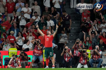 روبن نيفيز يحتفل بتوقيع عقده الجديد مع الهلال في مقر النادي بالرياض