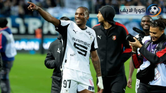 لاعبون يحملون قمصان أندية جديدة على أرض الملعب في يوم انتهاء سوق الانتقالات