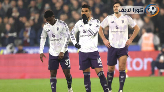 The United Strand وهو يضع يده على وجهه بعد هدف وست هام أمام مانشستر يونايتد