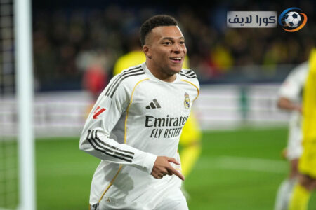 لاعبو فالنسيا وريال مدريد يتنافسون على الكرة في الملعب أثناء مباراة مباشرة