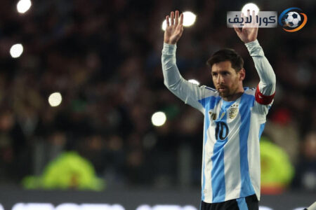 ليونيل ميسي يجلس على مقاعد البدلاء خلال مباراة الأرجنتين الودية ضد موريتانيا.