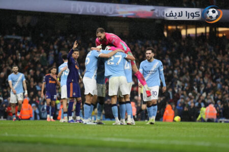 لاعبي أرسنال ومانشستر سيتي يتنافسون على الكرة في نهائي كأس الرابطة الإنجليزية.