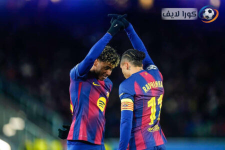 لاعبي برشلونة وإشبيلية يتنافسون على الكرة في مباراة حاسمة بالليغا