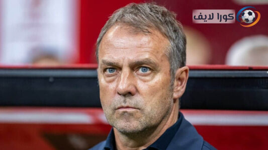 لاعبو برشلونة ورايو فاييكانو يتنافسون على الكرة في مباراة بالليغا