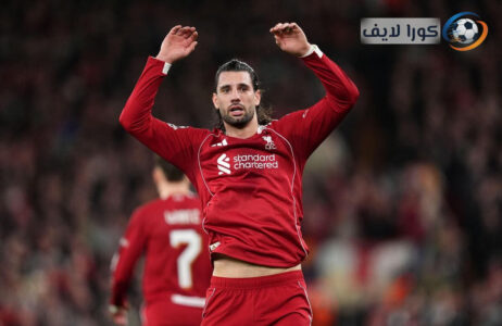 لاعبو ليفربول وبرايتون يتنافسون على الكرة في مباراة الدوري الإنجليزي