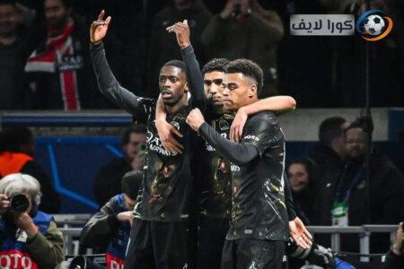 لاعبو تشيلسي وباريس سان جيرمان يتنافسون على الكرة في مباراة بدوري أبطال أوروبا