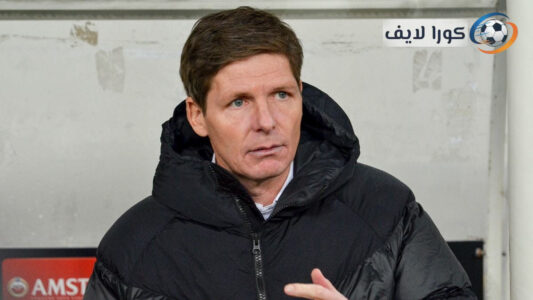 أوليفر غلاسنر مدرب كريستال بالاس يفكر خلال مباراة دوري المؤتمر الأوروبي