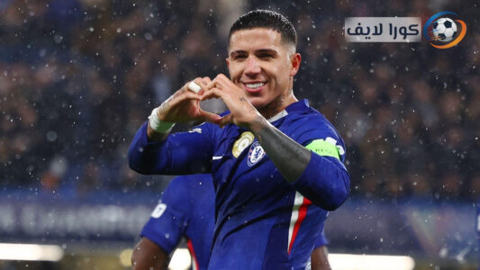 إنزو فرنانديز لاعب تشيلسي يفكر في مستقبله وسط شائعات ريال مدريد.