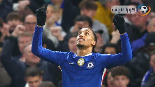 لاعبي إيفرتون وتشيلسي يتنافسون على الكرة في مباراة بالدوري الإنجليزي الممتاز.