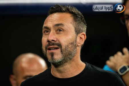 روبرتو دي زيربي يقف مع لاعبي توتنهام في تدريب