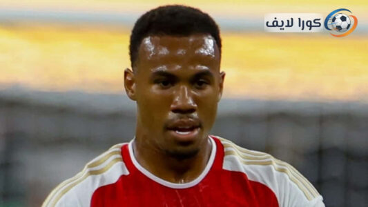 مدافع أرسنال غابرييل ماجالهايس يمسك ركبته بعد إصابته، مما أدى إلى انسحابه من منتخب البرازيل.