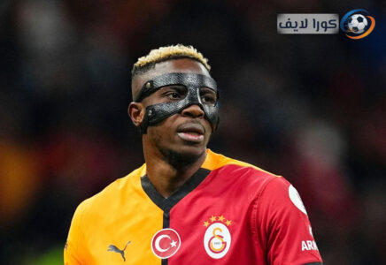 لاعبو غلطة سراي وليفربول يتنافسون على الكرة في مباراة بدوري أبطال أوروبا