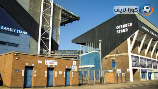 نايجل فاراج يرتدي قميص إيبسويتش تاون ويوقع عليه، مما أثار جدلاً واسعاً.