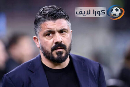 جينارو غاتوزو مدرب منتخب إيطاليا يوجه لاعبيه قبل مباراة حاسمة في تصفيات كأس العالم.