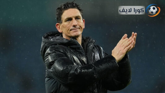 لاعبي ليدز يونايتد وبرينتفورد يتنافسون على الكرة في مباراة بالدوري الإنجليزي الممتاز انتهت بالتعادل السلبي.