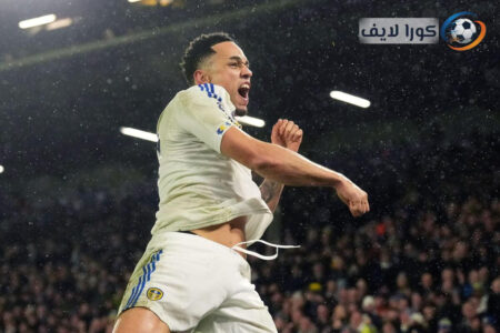 لاعبو ليدز يونايتد وبرينتفورد يتنافسون على الكرة في مباراة بالدوري الإنجليزي الممتاز