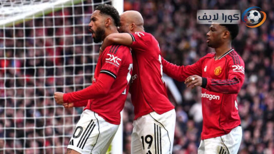 احتفال لاعبي مانشستر يونايتد بعد تسجيل هدف ضد أستون فيلا في الدوري الإنجليزي