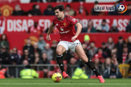 لاعبي مانشستر يونايتد وأستون فيلا يتنافسون على الكرة في مباراة بالدوري الإنجليزي.