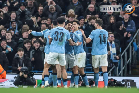 لاعبو نيوكاسل ومانشستر سيتي يتنافسون على الكرة في مباراة كأس الاتحاد الإنجليزي