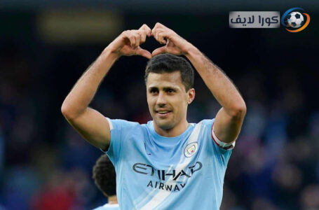 رودري لاعب مانشستر سيتي بقميص فريقه وهو يفكر في مستقبله مع ريال مدريد.