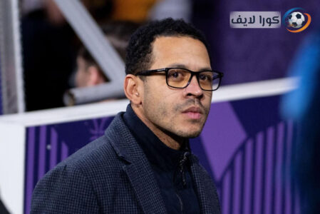 ريس جيمس يوقع على عقد جديد مع تشيلسي بجانب المدرب ليام روزنيور