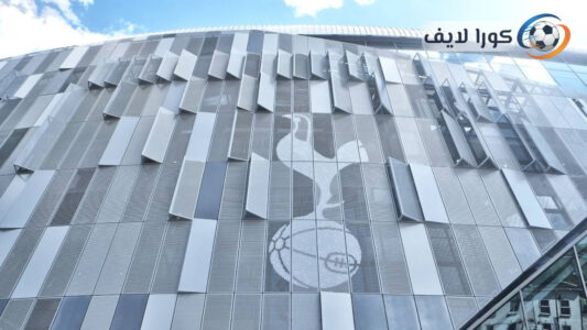 لاعبي توتنهام ونوتنغهام فورست يدخلون الملعب قبل مباراة الدوري الإنجليزي.