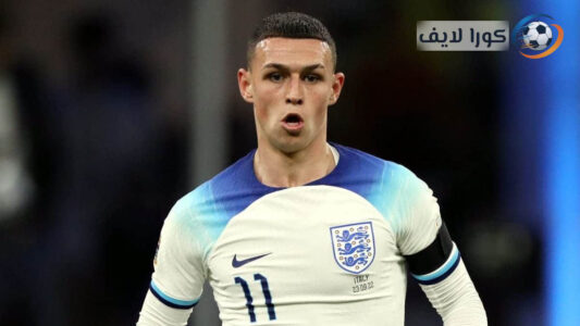 توماس توخيل يوجه فيل فودين ودومينيك سولانكي في مباراة إنجلترا وأوروغواي