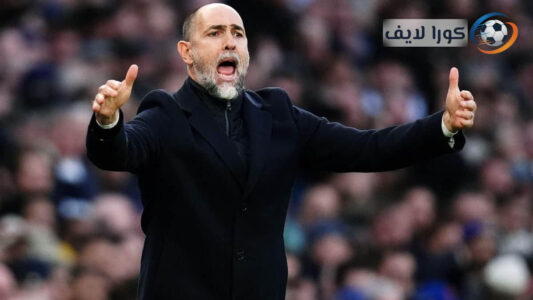 مدرب توتنهام إيغور تودور يتحدث للاعبيه في تدريب الفريق