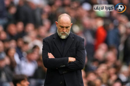 مدربو كرة قدم محتملون يقفون على خط التماس، مع شعار توتنهام في الخلفية، يرمز لإنقاذ الفريق من الهبوط.