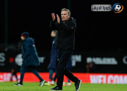 لاعبي ريكسهام يحتفلون بفوزهم على سوانزي سيتي في مباراة ديربي مثيرة.