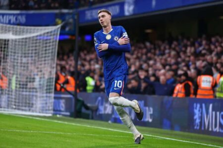 كول بالمر لاعب تشيلسي يبتسم في الملعب