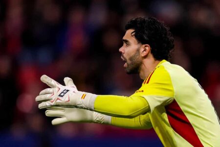 دافيد رايا حارس مرمى أرسنال يتصدى لكرة خلال مباراة في دوري أبطال أوروبا