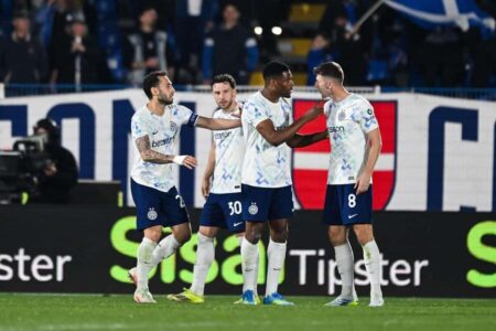 ملخص الدوريات الأوروبية: لاعبو إنتر ميلان يحتفلون بفوز مثير، مع شعارات الدوريات الكبرى في الخلفية.