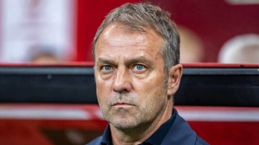 هانسي فليك مدرب برشلونة يتحدث بعد مباراة دوري أبطال أوروبا.