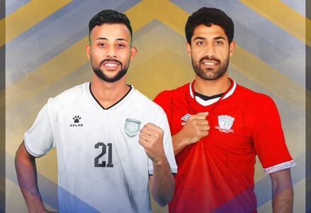 لقطة من مباراة كرة قدم في الدوري العراقي تظهر لاعبين يتنافسون على الكرة.