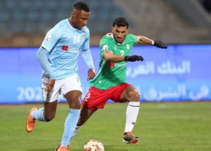 شعار الدوري الأردني للمحترفين مع خلفية ملعب كرة قدم يرمز للإنجاز العالمي