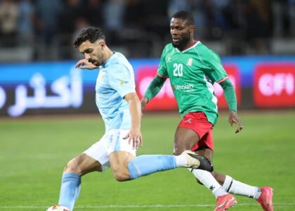 شعار دوري المحترفين الأردني مع كرة قدم في الملعب