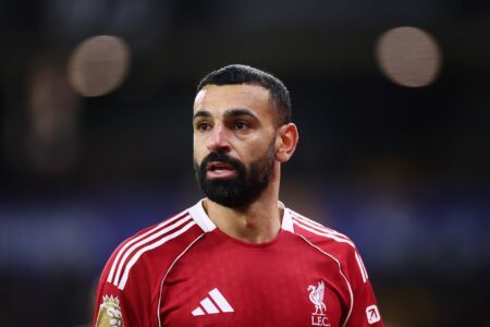 محمد صلاح بقميص ليفربول مع شعار الدوري السعودي في الخلفية
