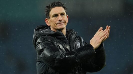 لقطة من مباراة برينتفورد وإيفرتون في الدوري الإنجليزي تظهر اللاعبين يتنافسون على الكرة.