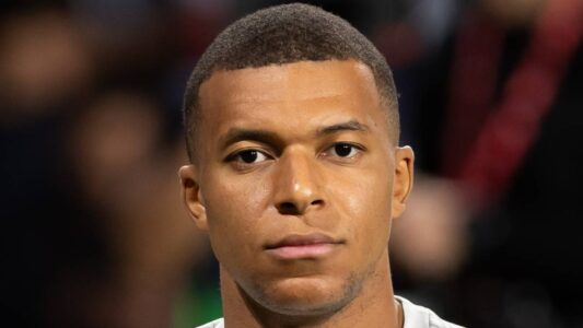 كيليان مبابي يطالب بركلة جزاء خلال مباراة ريال مدريد وجيرونا في الدوري الإسباني