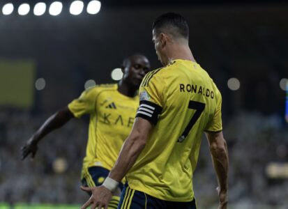 كريستيانو رونالدو يحتفل بهدف مع نادي النصر في الدوري السعودي