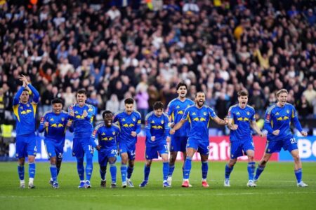 لاعبي ليدز يونايتد يحتفلون بالفوز على وست هام بركلات الترجيح في كأس الاتحاد الإنجليزي.